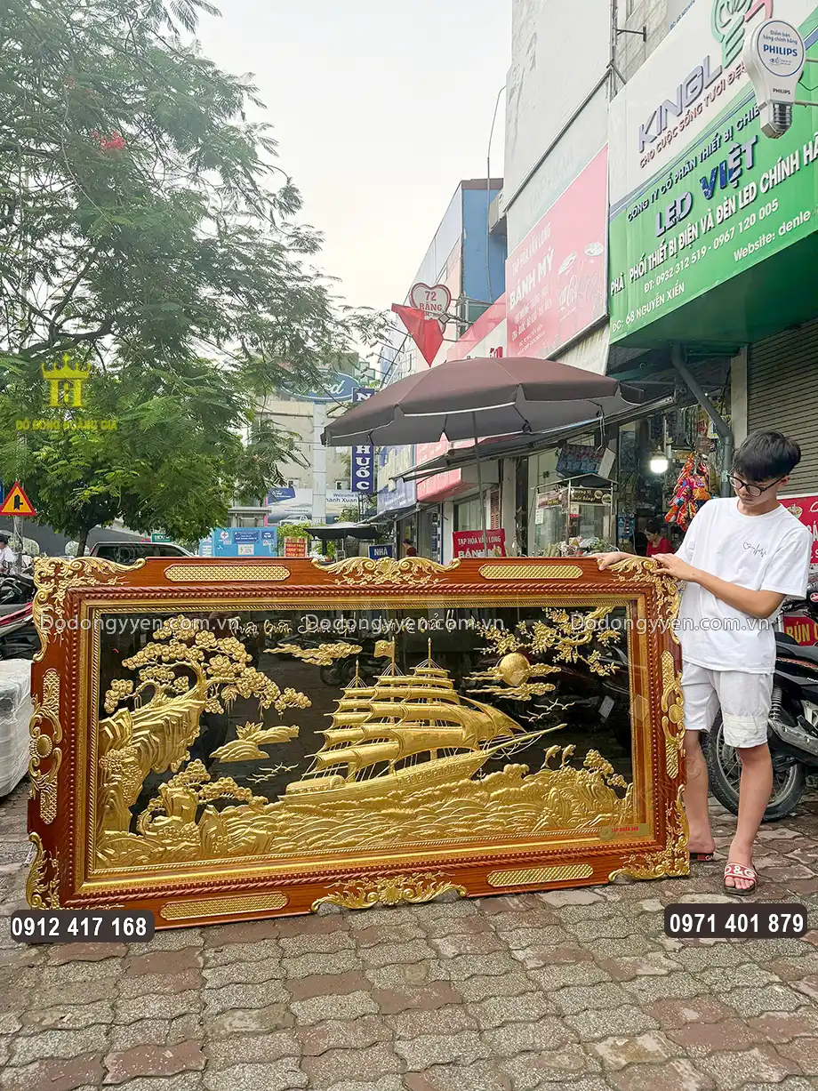 Hình ảnh nhìn nghiêng của bức tranh đồng